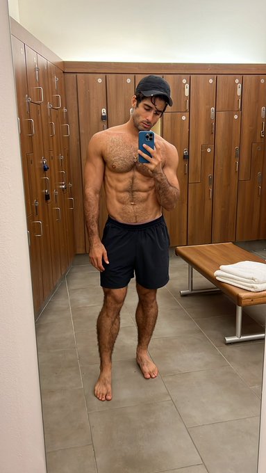 Empurrando peso como se fosse o inimigo 💅 https://t.co/hwnBtmdo7W