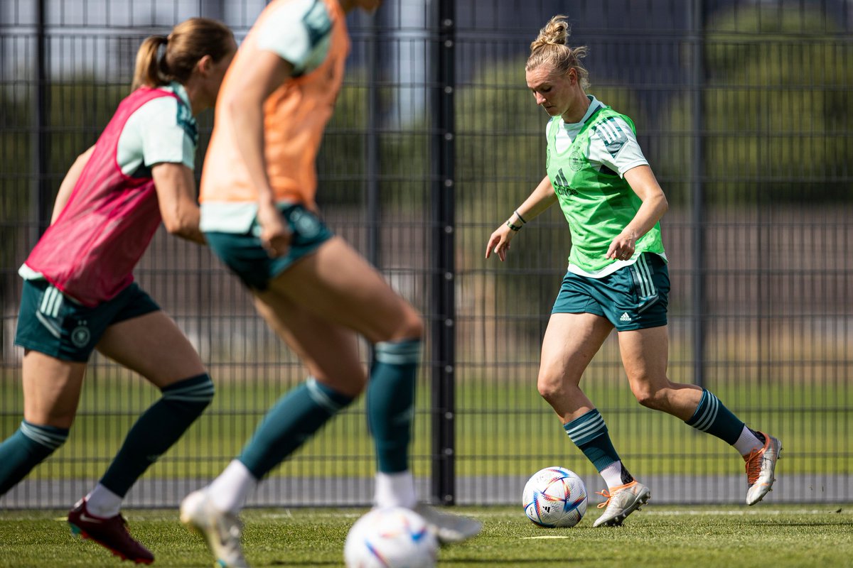 Capitano an Bord! 🙌
Heute ist <a href="/alexpopp11/">Alex Popp</a> zum Team angereist und stand natürlich direkt auf dem Platz. 😎

WIR #IMTEAM 🇩🇪 #hungriGER #WEURO2022 
📸 DFB/Thomas Böcker