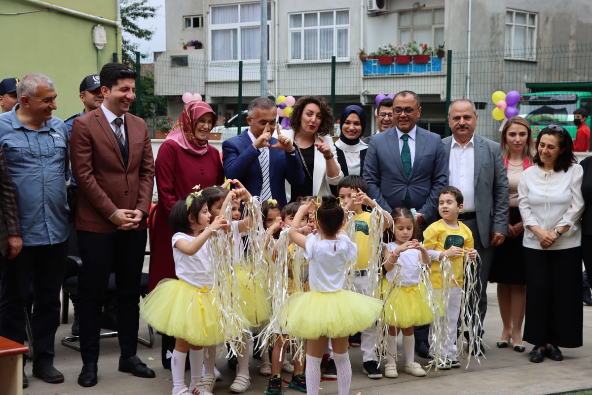 Findiklikymkmlk's tweet photo. Anaokulu öğrencilerimiz tarafından hazırlanan gösteriler ile karşılanan Valimiz Sayın Kemal ÇEBER akabinde Okul Bahçesi ve Oyun Parkı'nın açılış kurdelasını Kaymakamımız Sayın Eyup GÜRDAL ve beraberinde bulunan öğrenciler ile birlikte kesti. https://t.co/QVPjzwzazc