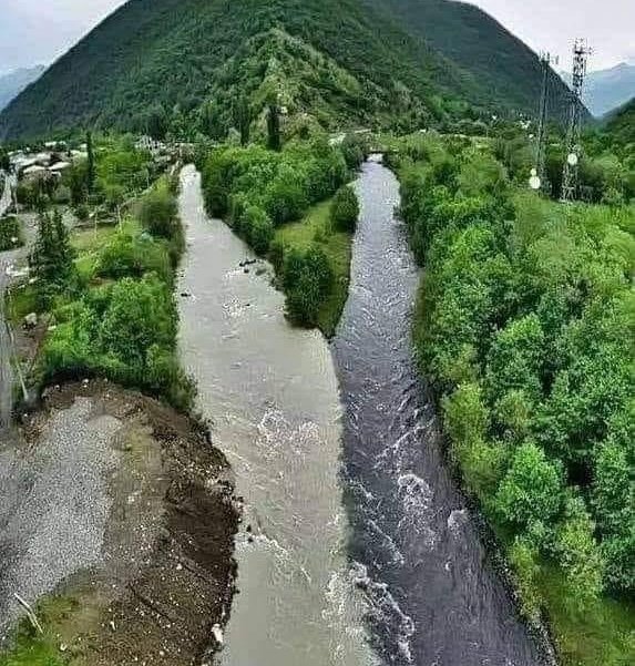 KolektifBilim's tweet photo. Gürcistan’da birleşen ama karışmayan 2 nehir. https://t.co/cjRPmxtFME