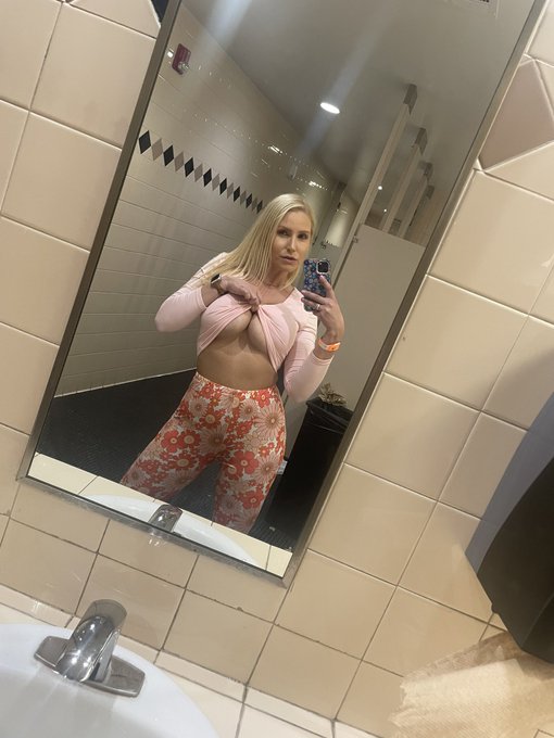 Feeling groovy last night 🌼 https://t.co/KtNrDOJty8<a href="/tag/shots"class="tags"><span>#shots</span></a>