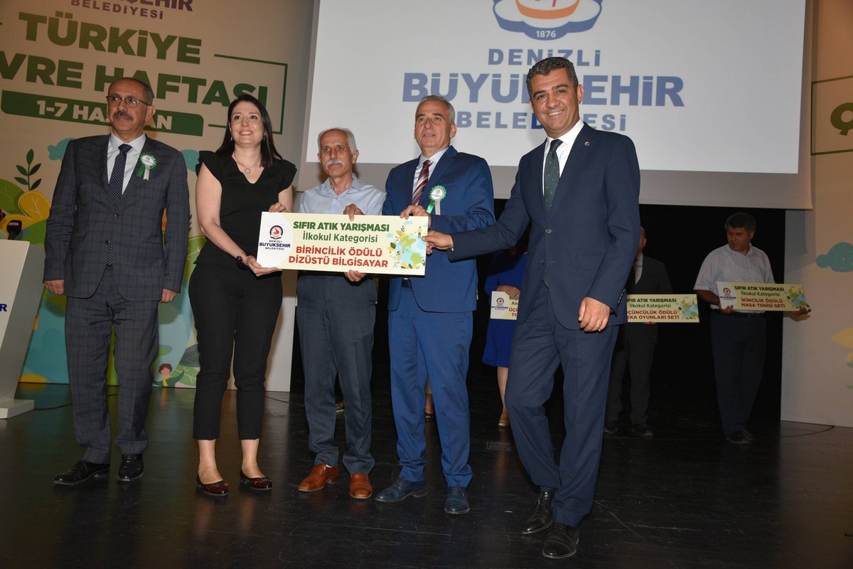 @denizlibld İşbirliğiyle yapılan okullar arası Atık Maddelerin Geri Dönüşümü Yarışması ve Öğrenciler Arası Sıfır Atıkla Hayal Et Tasarla Konulu Tasarım Yarışması Ödül Töreni Başkan Sn.<a href="/osmanzolan/">Osman ZOLAN 🇹🇷</a> ve Müdürümüz Sn.<a href="/ekicis20/">Süleyman EKİCİ</a>'nin katılımları ile gerçekleştirildi. +++