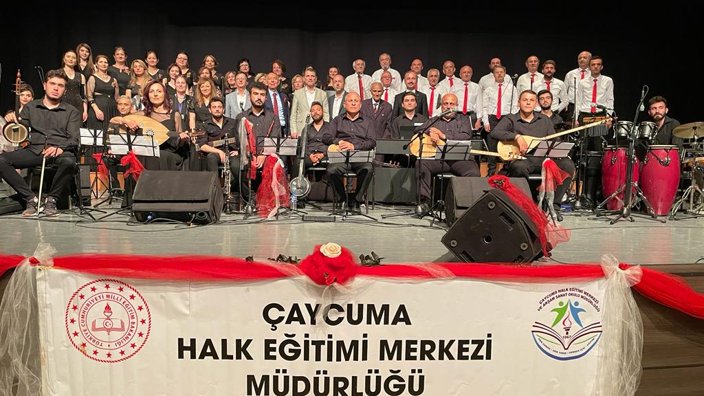 CaycumaHEM's tweet photo. Muhteşem bir Türk Halk Müziği Konseri Gecesi daha hazırlamanın mutluluğunu yaşıyoruz. Bizi yanlız bırakmayan Muhteşem Çaycuma seyircisine çok teşekkür ederiz.
@tcmeb @yilmaznazif @sdulger43 @mebhbogm @hayatboyuailesi @zuleyhaaldogan @ismailbas67 @GokhanIncirciog https://t.co/zWxMnTNMqg