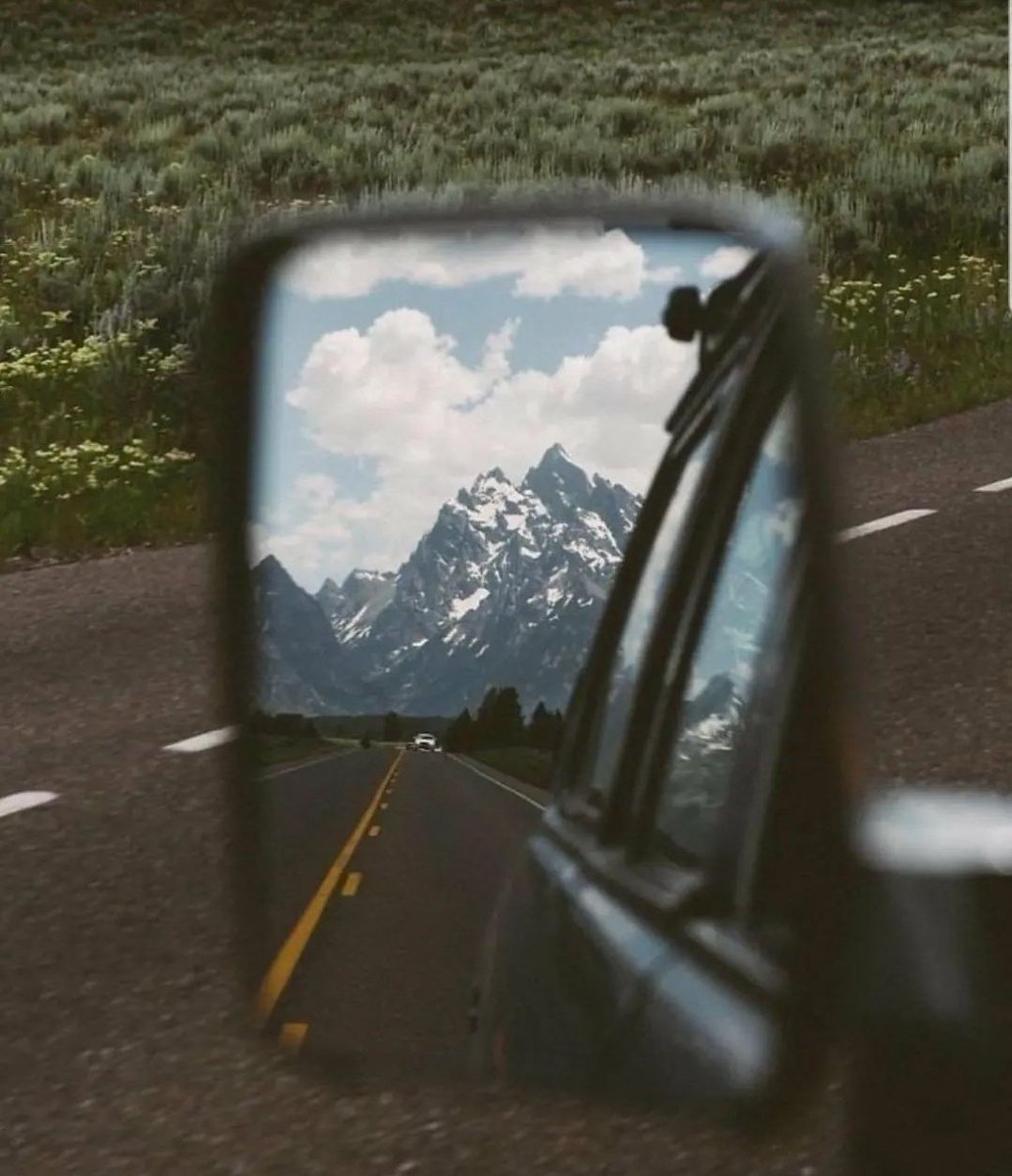 derin bir hüzün var, dünya ile aramda.