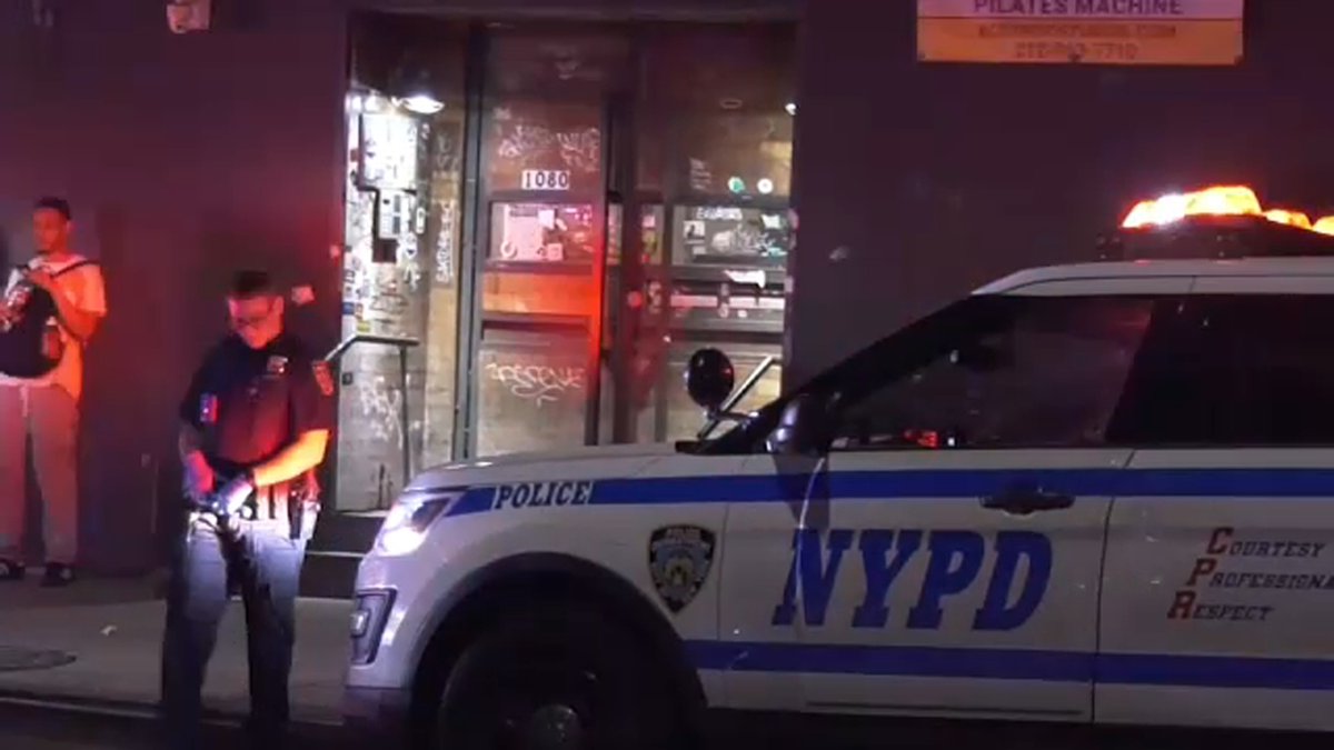 ABC7NY's tweet photo. Man fatally shot in head outside recording studio in Ridgewood https://t.co/8t3rM8ByYl https://t.co/VBr5Fxo149