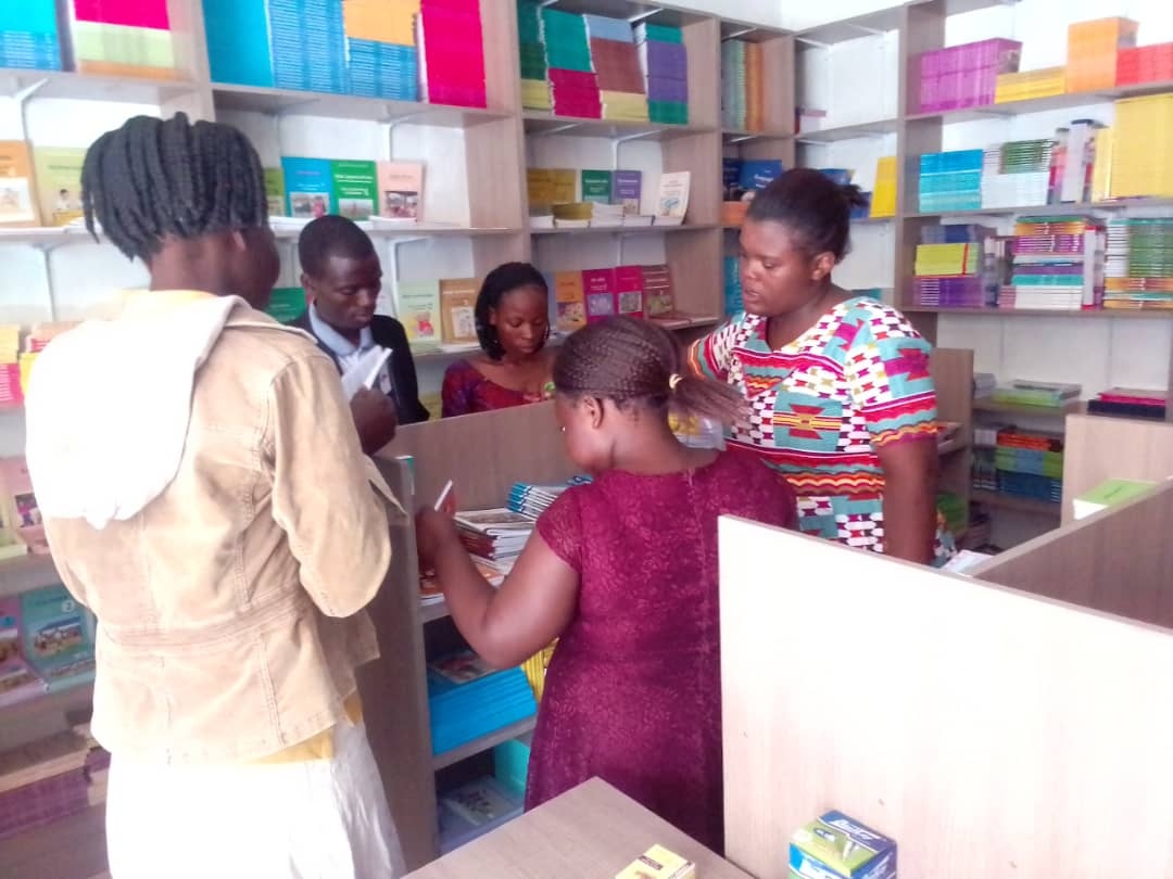 movingwindmills's tweet photo. 📸 Kodi mabuku olembedwa ndi olemba aku Malawi tingawapeze kuti? / Where can we find books by Malawian authors? 
Please comment below👇🏾

#EverLearning #LibraryRenovation #CommunityHubs #Kasungu https://t.co/53jnNowFEw