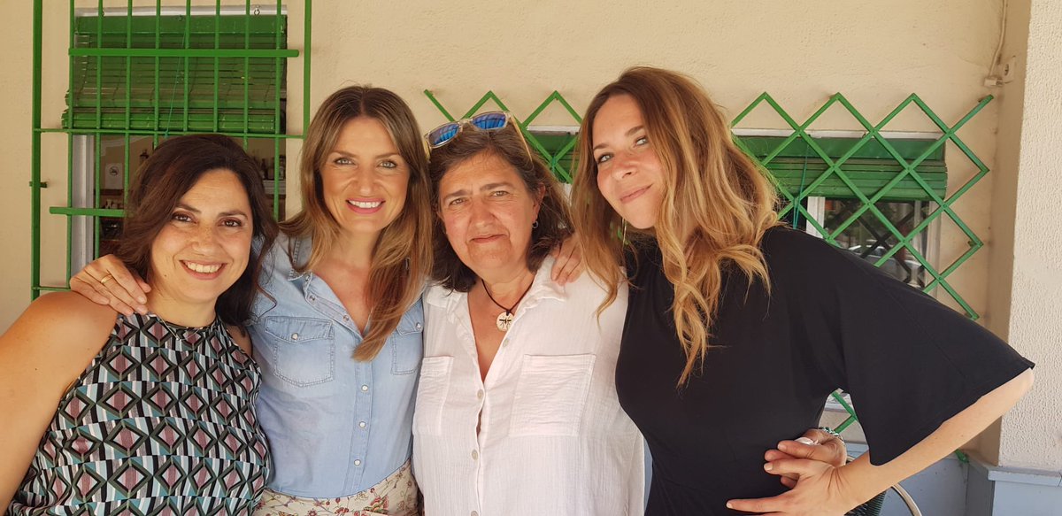 AmaliaBulnes's tweet photo. Esto qué ven aquí es un #chocopower en toda regla: dícese de mujeres de Huelva a las que les gusta juntarse, abrazarse y comunicarse a través de la cultura. Con @Rocio_Marquez_ Remedios Malvárez y Lourdes Palacios. Muy pronto, en @elpais_cultura https://t.co/ZIqarZ6q5M