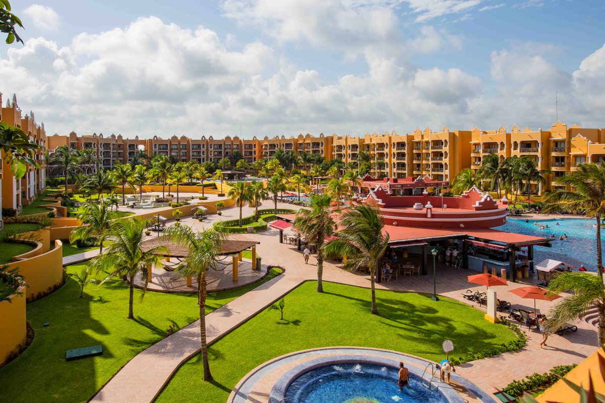 With its paradisiac gardens, Mexican architecture, spacious suites, and flawless beaches, #TheRoyalHaciendas is the perfect spot to enjoy your vacation just minutes from #PlayadelCarmen in the #RivieraMaya. 🏖️🌺🌴
.
. 
#RoyalResorts #Mexico #MexicanCaribbean #CaribeMexicano