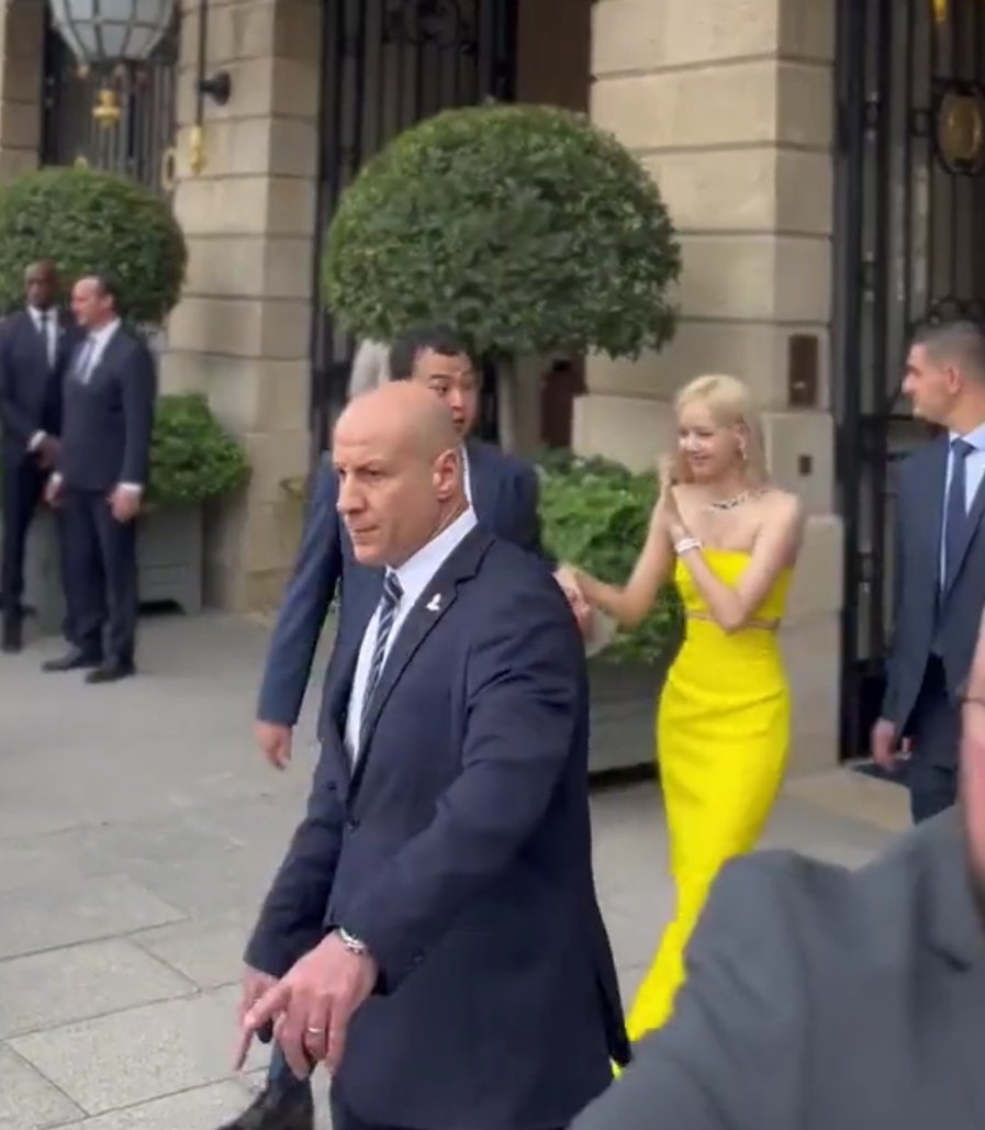 LISA looks amazing as she arrives at a bulgari event today in Paris 📸💛

#lisa #lalisamanoban #lalisa #blackpink <a href="/BLACKPINK/">BLACKPINKOFFICIAL</a> #money
