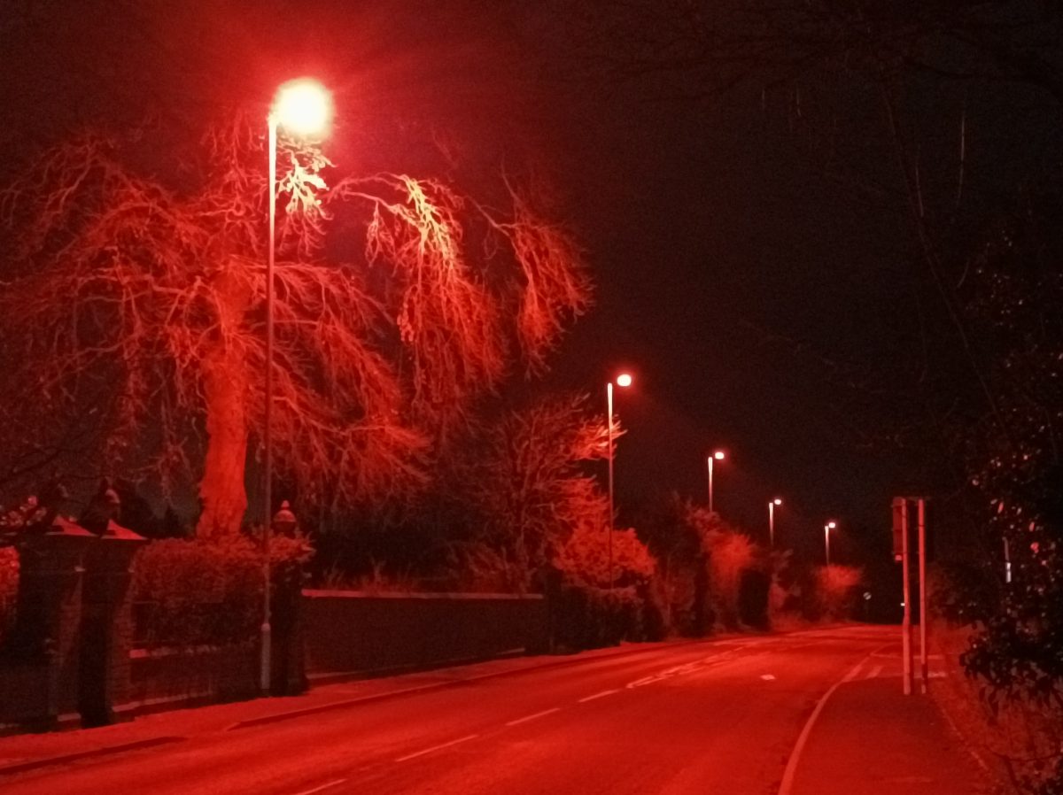 En voyage en Angleterre, nous sommes passés par une rue étrange : les lampadaires projetaient de la lumière rouge ! Même le chauffeur du taxi était surpris. 

Mais qu'est-ce que c'est cette sorcellerie ? ⤵️