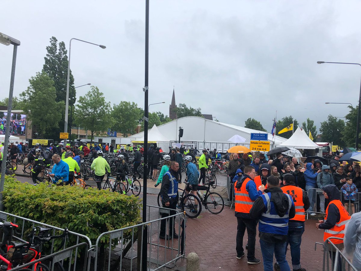 Het is spitsuur in de finishtent! Op Plein 1455 in #Bolsward krijgen de deelnemers van de #Fietselfstedentocht hun medaille overhandigd. Na 235 kilometer veelal in de regen te hebben gereden, is de medaille dik en dik verdiend. 🏅👏🏼