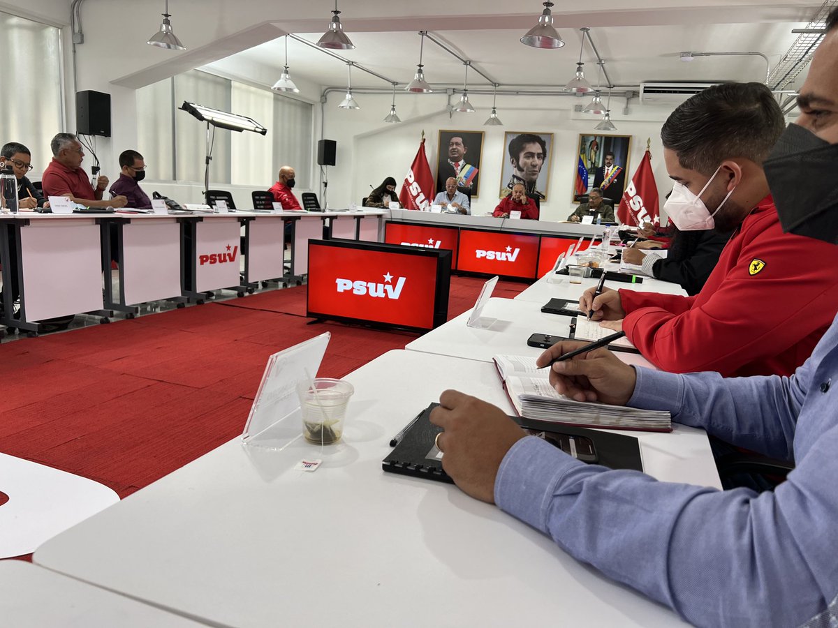 eduardopiate2's tweet photo. Reunión de la Dirección Nacional del ⁦@PartidoPSUV⁩ conjunta con la d la ⁦@JuventudPSUV⁩ en pleno desarrollo. Debatimos la coyuntura, el despliegue de los enlaces estadales para el 1x10 del buen gobierno y el plan de movilización de esta semana ⁦@NicolasMaduro⁩ https://t.co/4gb9Xc7OEs