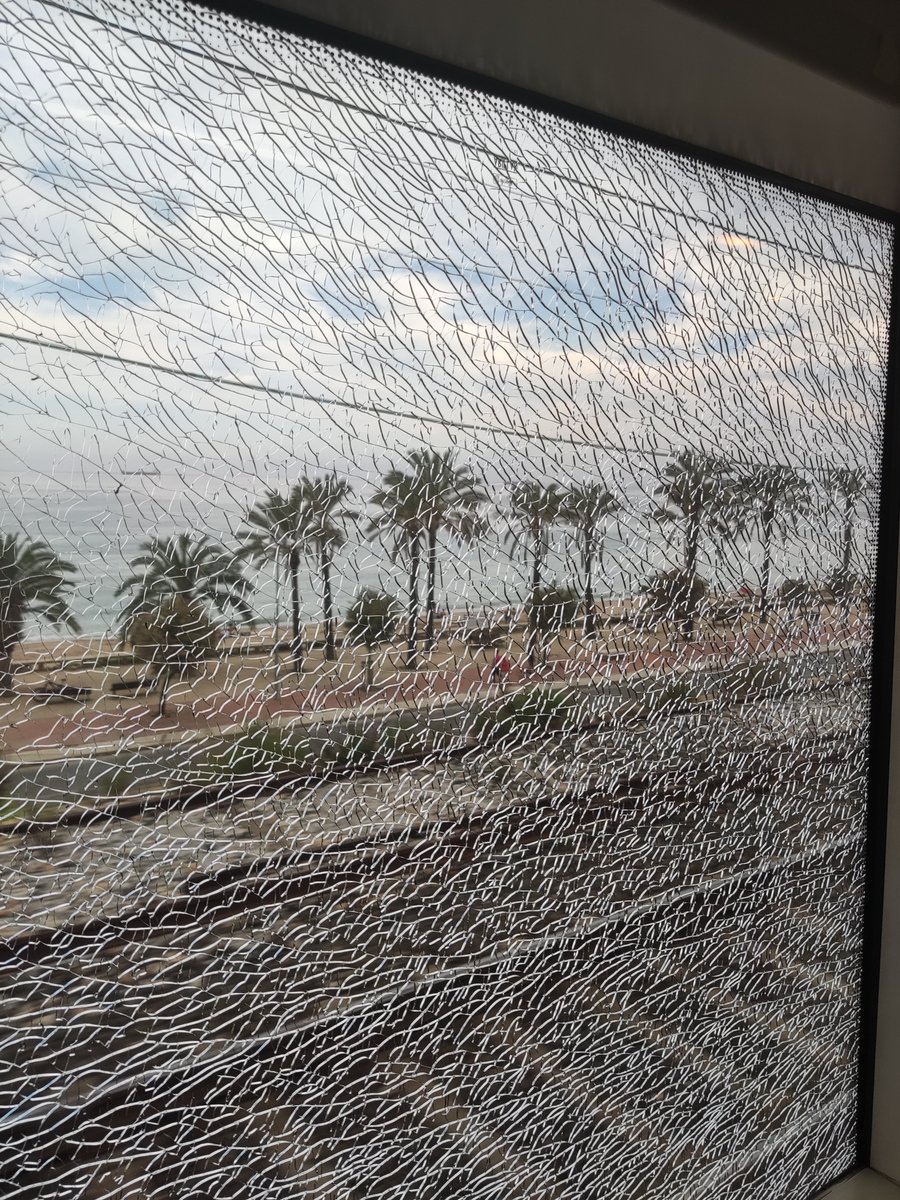 aleixarbones's tweet photo. @rod16cat  @Renfe  Deixant a una banda les queixes sobre els retards que a diari patiu, us vinc a mostrar un dels dos vidres que han petat al passar pel costat dun tren en marxa. On son els controls de qualitat? Una pregunta, si peta amb un nen al costat com estava, què? Gràcies https://t.co/u63BxraJaB