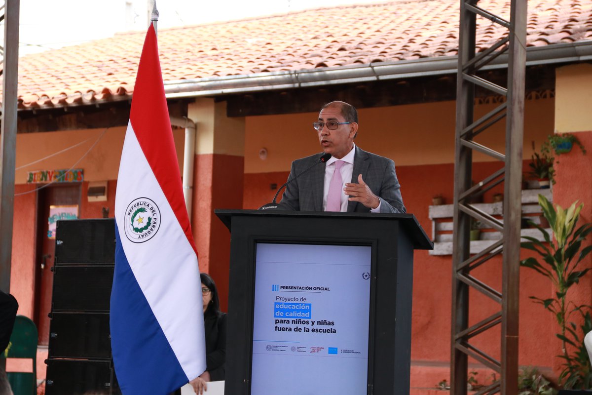 UNICEFParaguay's tweet photo. ¡Sumamos esfuerzos para que ningún niño o niña quede fuera de la escuela!
El @MECPy, la OPD @silvana_abdo y UNICEF asociado con @EAA_Foundation, iniciamos el proyecto para que 30000 niños y niñas ingresen a la escuela.
¡Gracias @EAA_Foundation @UNICEFEducation @RobertG_Jenkins! https://t.co/1s2XuIbDTY