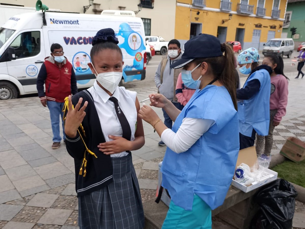 DiresaCajamarca's tweet photo. Este último fin de semana seguimos trabajando para proteger a la población de la pandemia. La vacunación contra la #Covid-19 continuó en el marco de la Vacunatón Escolar. La población acudió masivamente a los puntos fijos y móviles. Nuestra labor continúa.

#CompletaTusDosis https://t.co/TUhZvWhixN