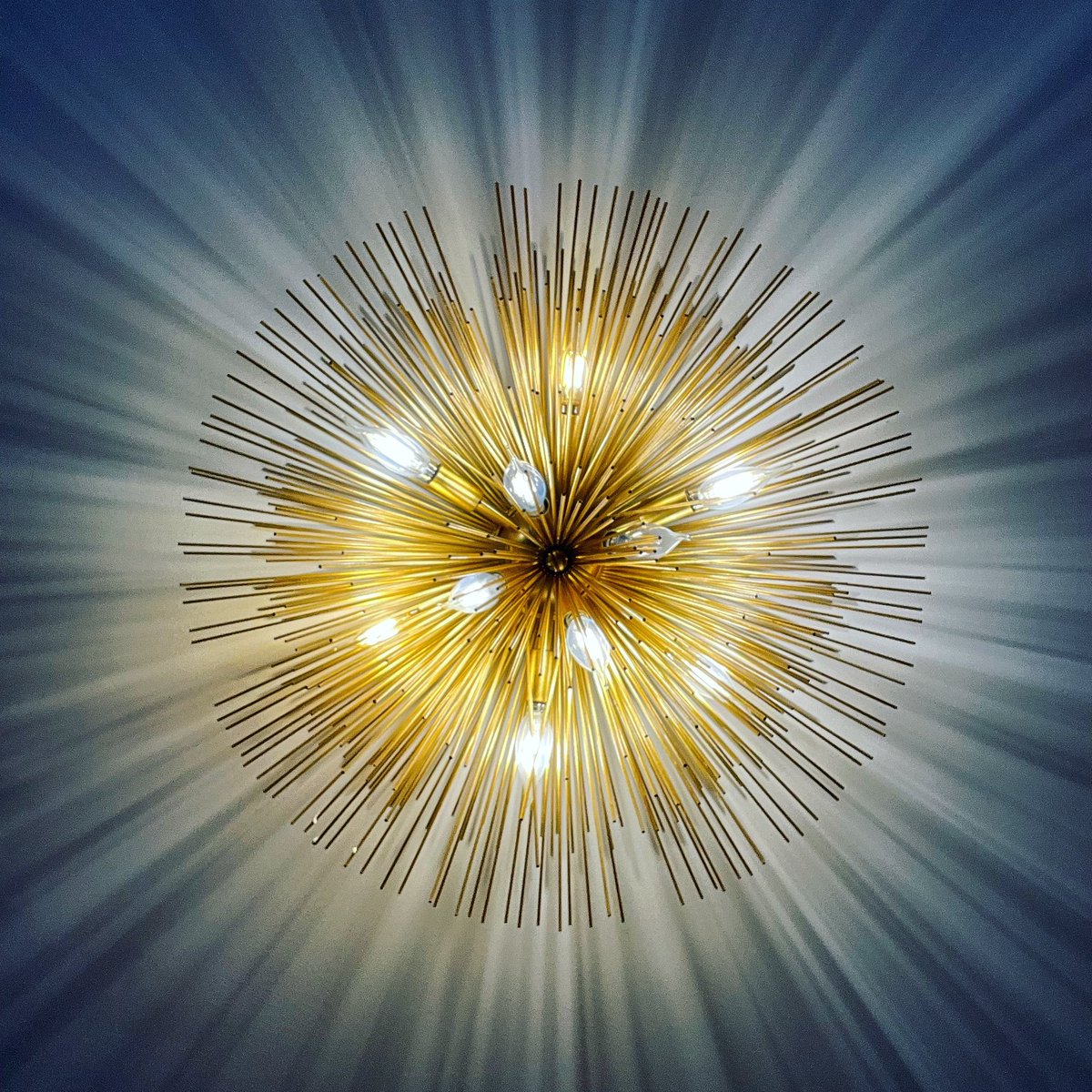 QueenTester's tweet photo. This is one of the beautiful light fixtures I pass while going to my hotel room. #VeryWow #MuchLight #Beautiful 💡 https://t.co/HWZZdIt11u
