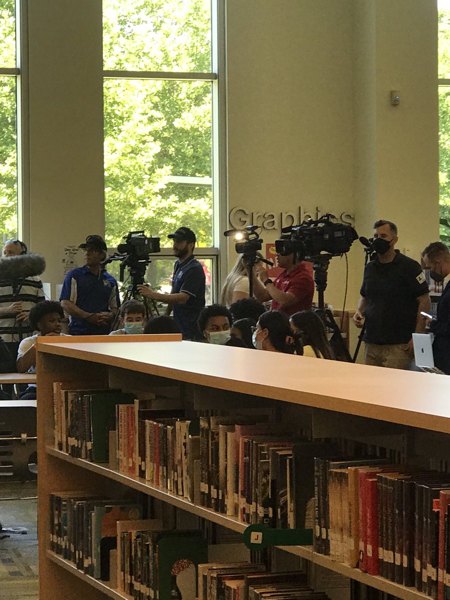Les médias et nos étudiants sont ici dans le Lobrary de Wakefield attendant d'entendre @timkaine répondre aux questions. https://t.co/cERIFQ8cmH