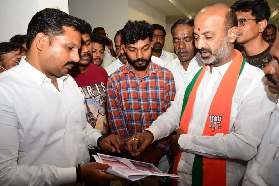 bandisanjay_bjp's tweet photo. వరంగల్ లో ల్యాండ్ పూలింగ్ జీవో రద్దు కోసం ఉద్యమించిన బాధిత రైతులు నేడు వరంగల్ జిల్లా అధ్యక్షులు కొండేటి శ్రీధర్ గారితో వచ్చి వారి సమస్యలను తెలిపారు. తమపై థర్డ్ డిగ్రీ ప్రయోగించిన పోలీసులతో పాటు స్థానిక ఎమ్మెల్యేపై తగిన చర్యలు తీసుకునేలా ప్రభుత్వంపై ఒత్తిడి తేవాలని కోరారు. https://t.co/8zUdV8xiNv