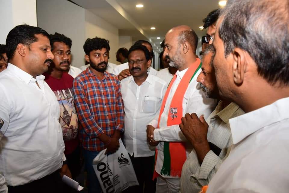 bandisanjay_bjp's tweet photo. వరంగల్ లో ల్యాండ్ పూలింగ్ జీవో రద్దు కోసం ఉద్యమించిన బాధిత రైతులు నేడు వరంగల్ జిల్లా అధ్యక్షులు కొండేటి శ్రీధర్ గారితో వచ్చి వారి సమస్యలను తెలిపారు. తమపై థర్డ్ డిగ్రీ ప్రయోగించిన పోలీసులతో పాటు స్థానిక ఎమ్మెల్యేపై తగిన చర్యలు తీసుకునేలా ప్రభుత్వంపై ఒత్తిడి తేవాలని కోరారు. https://t.co/8zUdV8xiNv