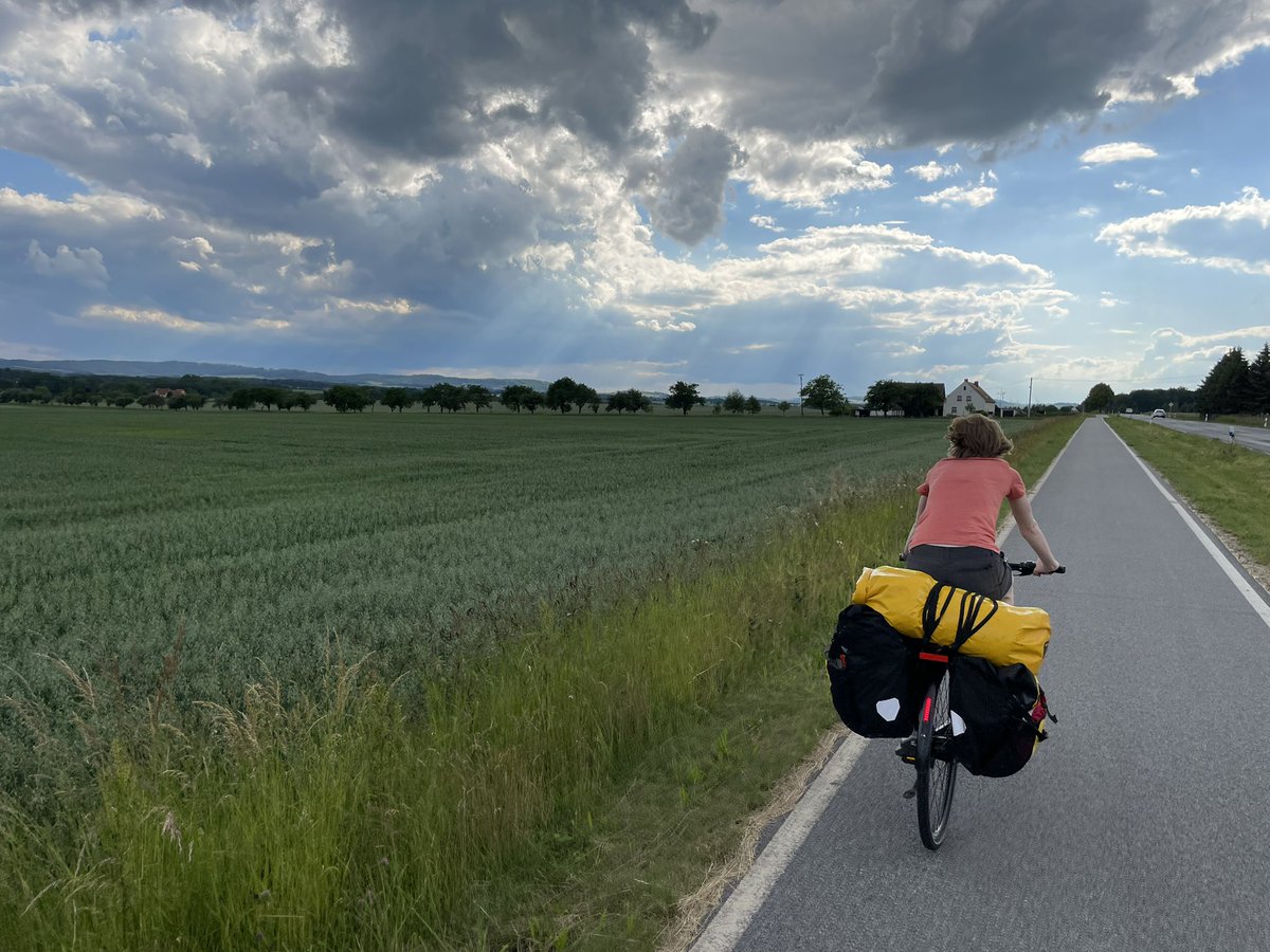dieg0's tweet photo. Jetzt hat uns doch ein kräftiger Schauer erwischt. Gab es praktischerweise bisher immer nur nachts und beim Frühstück wurde das Zelt wieder trocken. 😎 Irgendein Fluch lastet auf uns, dass wir die Gegend ab Bautzen immer nur nass erleben dürfen. 🤔 https://t.co/UoI0YRH9z6 #DD_GR https://t.co/YKOY4Ly7dS