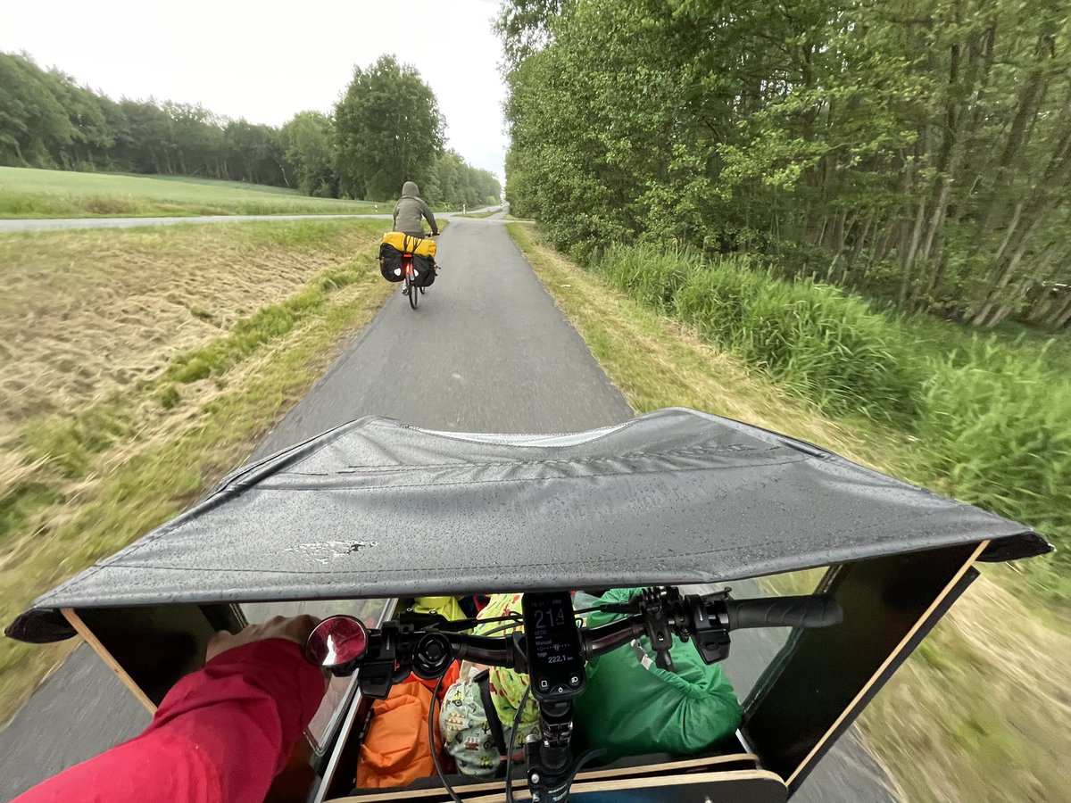 dieg0's tweet photo. Jetzt hat uns doch ein kräftiger Schauer erwischt. Gab es praktischerweise bisher immer nur nachts und beim Frühstück wurde das Zelt wieder trocken. 😎 Irgendein Fluch lastet auf uns, dass wir die Gegend ab Bautzen immer nur nass erleben dürfen. 🤔 https://t.co/UoI0YRH9z6 #DD_GR https://t.co/YKOY4Ly7dS