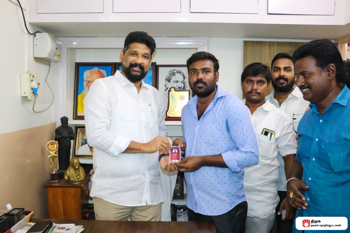 SurenGR's tweet photo. @DMKITwing புதிய உறுப்பினர் சேர்க்கை பணியில் விழுப்புரம் சட்டமன்ற தொகுதியில் அதிக உறுப்பினர்களை சேர்த்த AC2 நிர்வாகிகளை Dr. @gauthamponmudy MP அவர்கள் நேரில் அழைத்து மேலும் சிறப்பாக செயல்பட  வாழ்த்துக்களை தெறிவித்தார். @KPonmudiMLA | @TRBRajaa | @drmahendran_r | @drtharun https://t.co/2psZyjOieZ