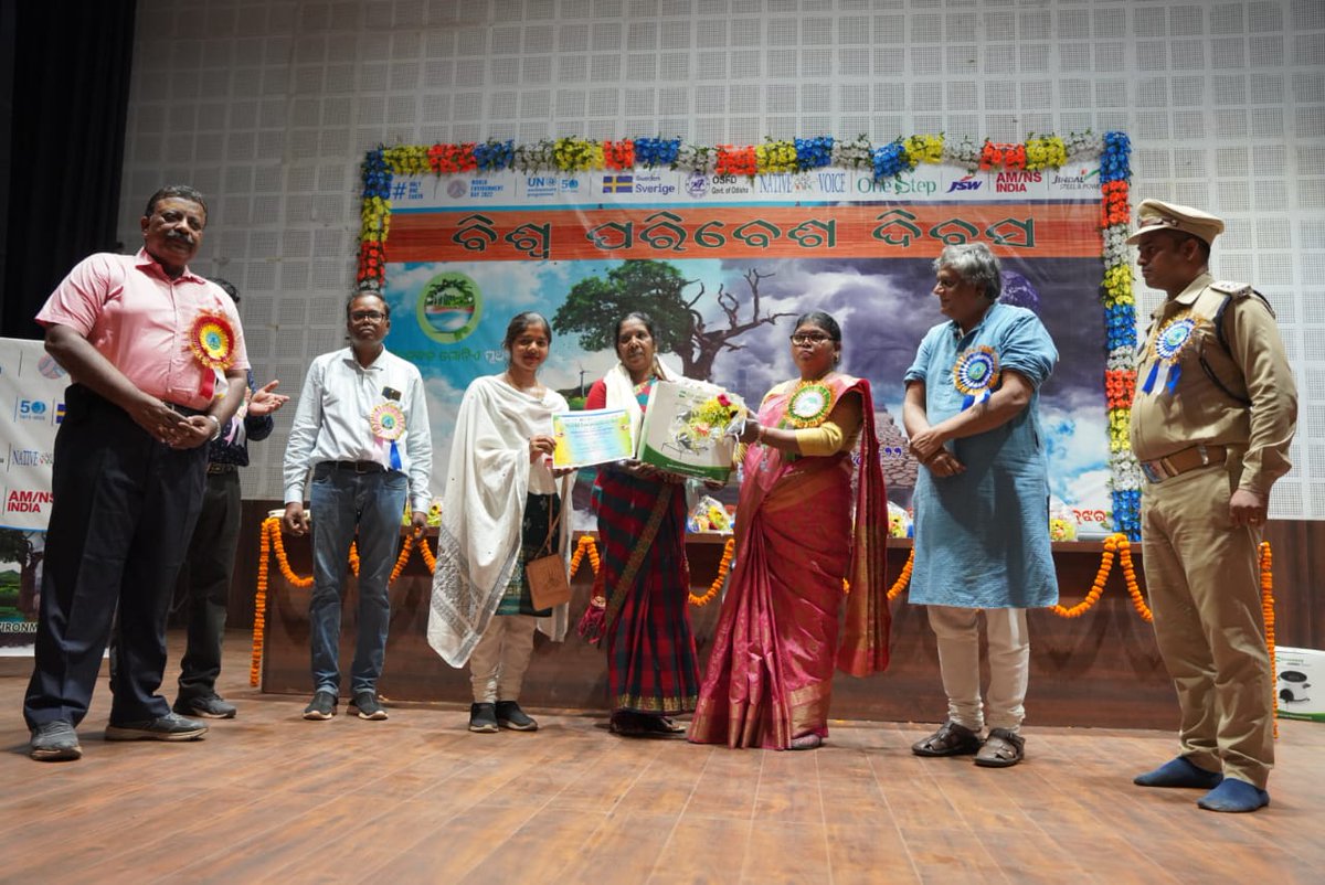 A tribal family of direct mining affected Village #Chormalda, created a mini #Forest around their house in 8 acres of land with their own effort. On #WorldEnvironmentDay2022 the family honoured by #CG #ChamiMurmu in presence of @biswajitmohanty @anilkumardhir @basantkrmahanta