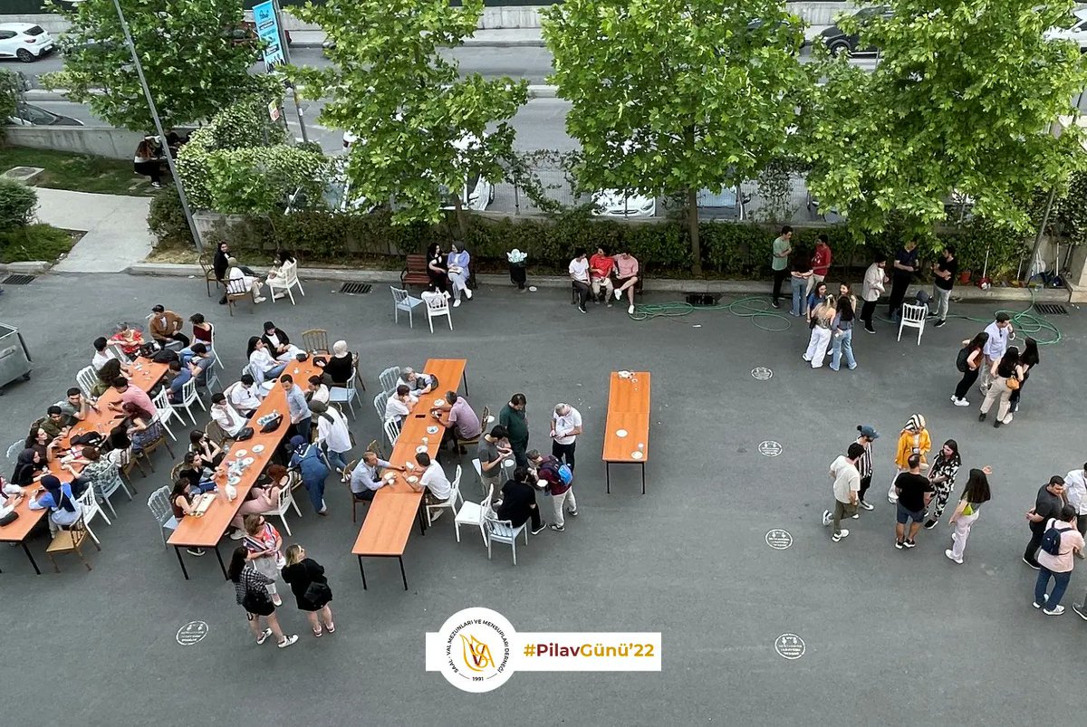 saalvalder's tweet photo. Mezun ve mensuplarımız tarafından heyecanla beklenen Pilav Günümüzü 29 Mayıs'ta gerçekleştirdik. Aynı bahçede tekrardan buluşmak, hasret gidermek hepimize çok iyi geldi! Katılan herkese teşekkür ediyor, geçmişten geleneğe aynı aidiyeti hep bu heyecanla sürdürmeyi diliyoruz. https://t.co/SI4QdJJmi6
