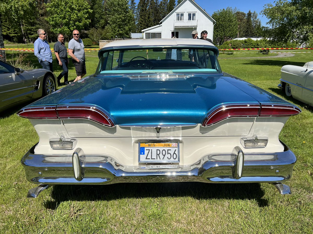 Sjobergbild's tweet photo. Bilnostalgi i Viksjö idag. Ett eldorado i solskenet. En fotografs dröm och mardröm, sol från en blå himmel och skuggor, bilar stod också åt fel håll. Gjorde som IB, regisserade med fast hand.
#Västernorrland #Bilar #krom #bakelit https://t.co/p91qBk1UqM