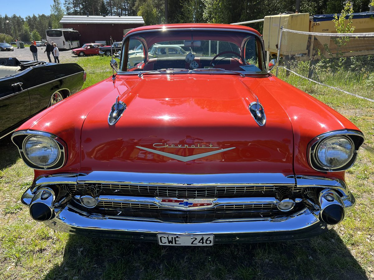 Sjobergbild's tweet photo. Bilnostalgi i Viksjö idag. Ett eldorado i solskenet. En fotografs dröm och mardröm, sol från en blå himmel och skuggor, bilar stod också åt fel håll. Gjorde som IB, regisserade med fast hand.
#Västernorrland #Bilar #krom #bakelit https://t.co/p91qBk1UqM