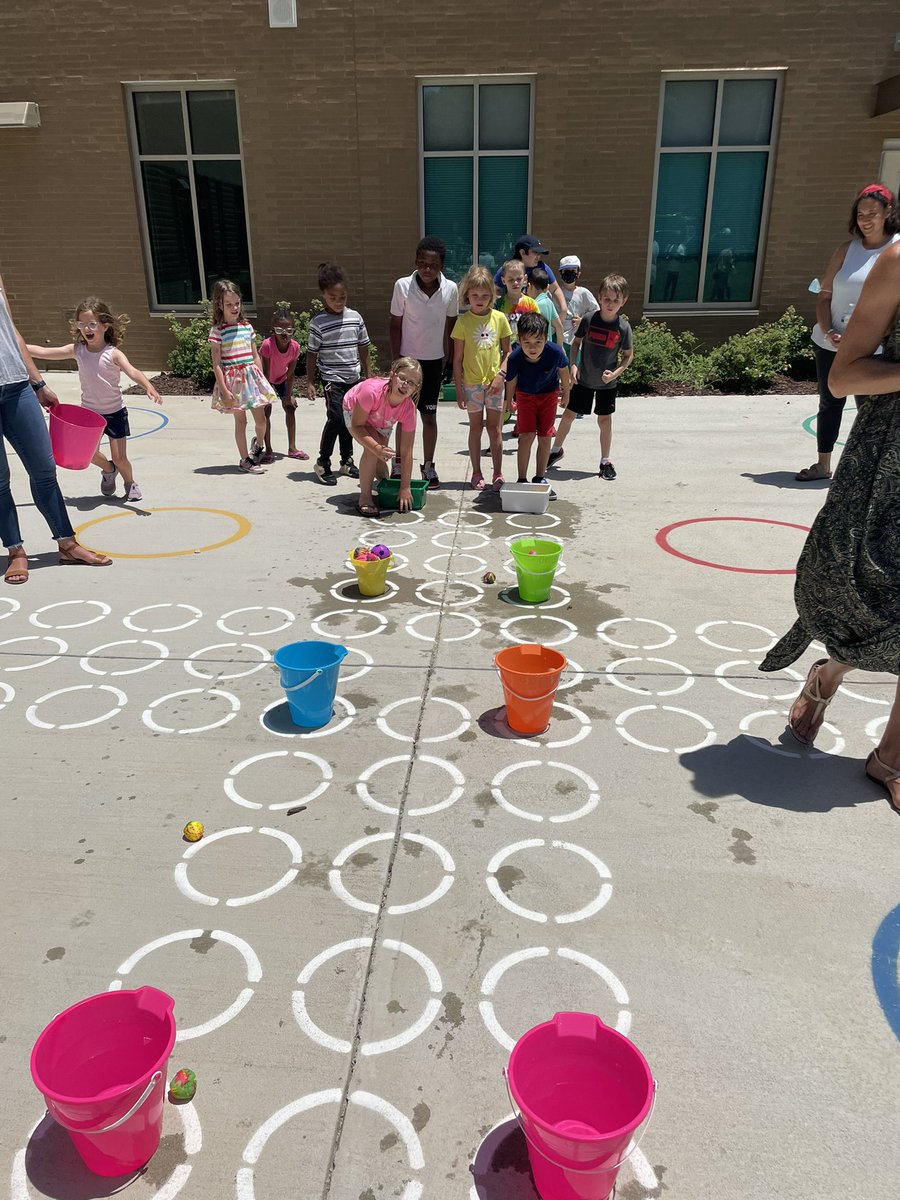 Mrs_Sautro's tweet photo. So much fun at our EOY 1st grade celebration this afternoon!! Thank you to all our families for volunteering their time and supplies. We couldn’t have done it without you! https://t.co/ifAhVl3G6Z