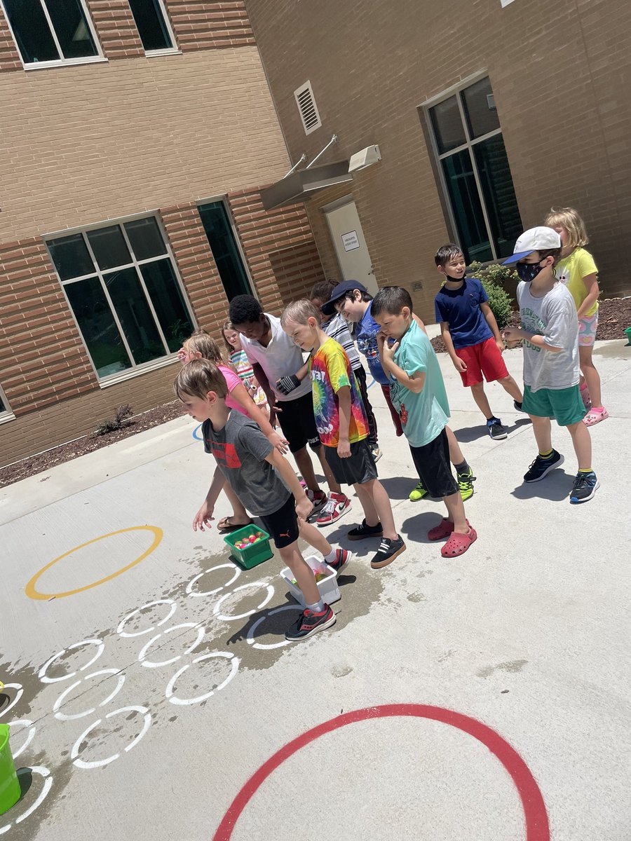 Mrs_Sautro's tweet photo. So much fun at our EOY 1st grade celebration this afternoon!! Thank you to all our families for volunteering their time and supplies. We couldn’t have done it without you! https://t.co/ifAhVl3G6Z