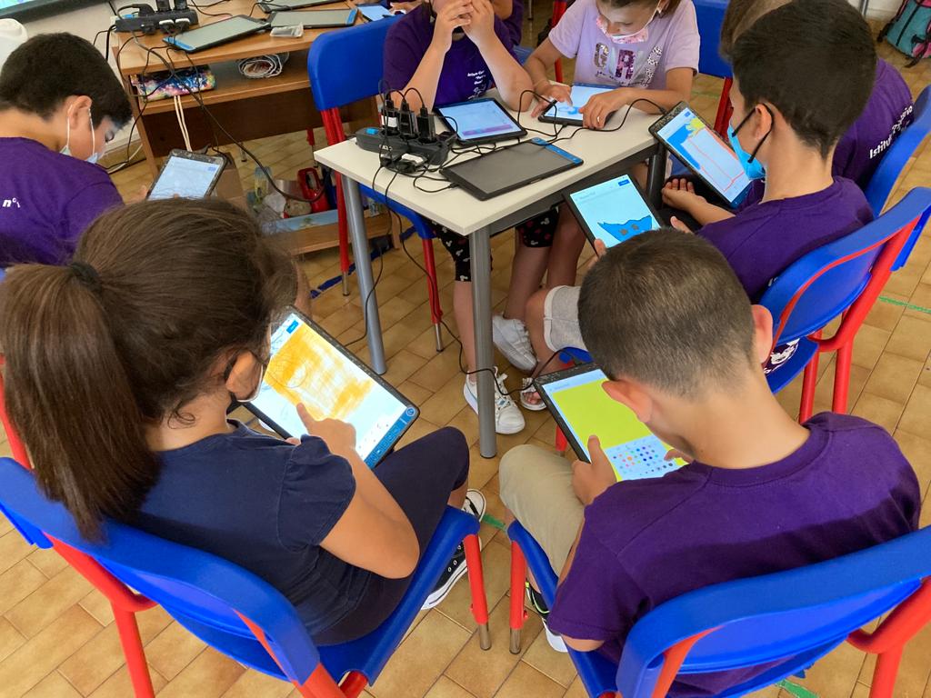 FoisAnna's tweet photo. @InnovaMentiKids la 2 B IC Porcu Satta Quartu Sant'Elena lavora alle sfide #innovamenti_festa https://t.co/pWbvq8iVwB