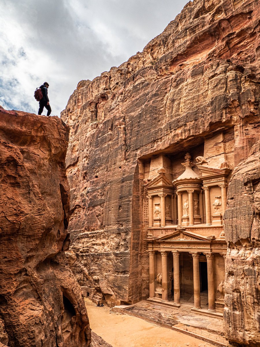 JamesLucasIT's tweet photo. Il tunnel, una faglia geologica naturale divisa dalle forze tettoniche e levigata dall'acqua, è l'ingresso principale dell'antica città di Petra.

El Khasneh è un monumento funerario dell'antica città, situata nell'odierna Giordania, scavato nella parete di roccia. https://t.co/Bt8Kb4ItGw