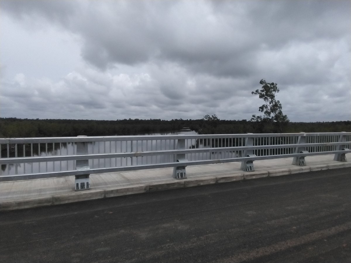 EUinSierraLeone's tweet photo. 🇸🇱🇪🇺 Actively building bridges together! 🇪🇺Ambassador happy to see good progress at Mabang bridge, financed by 🇪🇺. 🇪🇺 commends dedication of 🇸🇱Road Authority, #NAOSL, CSE and Politecnica. @kaikaifm @AmbroseJames12 #EUSierraLeone #SaloneTwitter #Mabang 🇸🇱🇪🇺- for the people of 🇸🇱 https://t.co/KsCG0gtocY