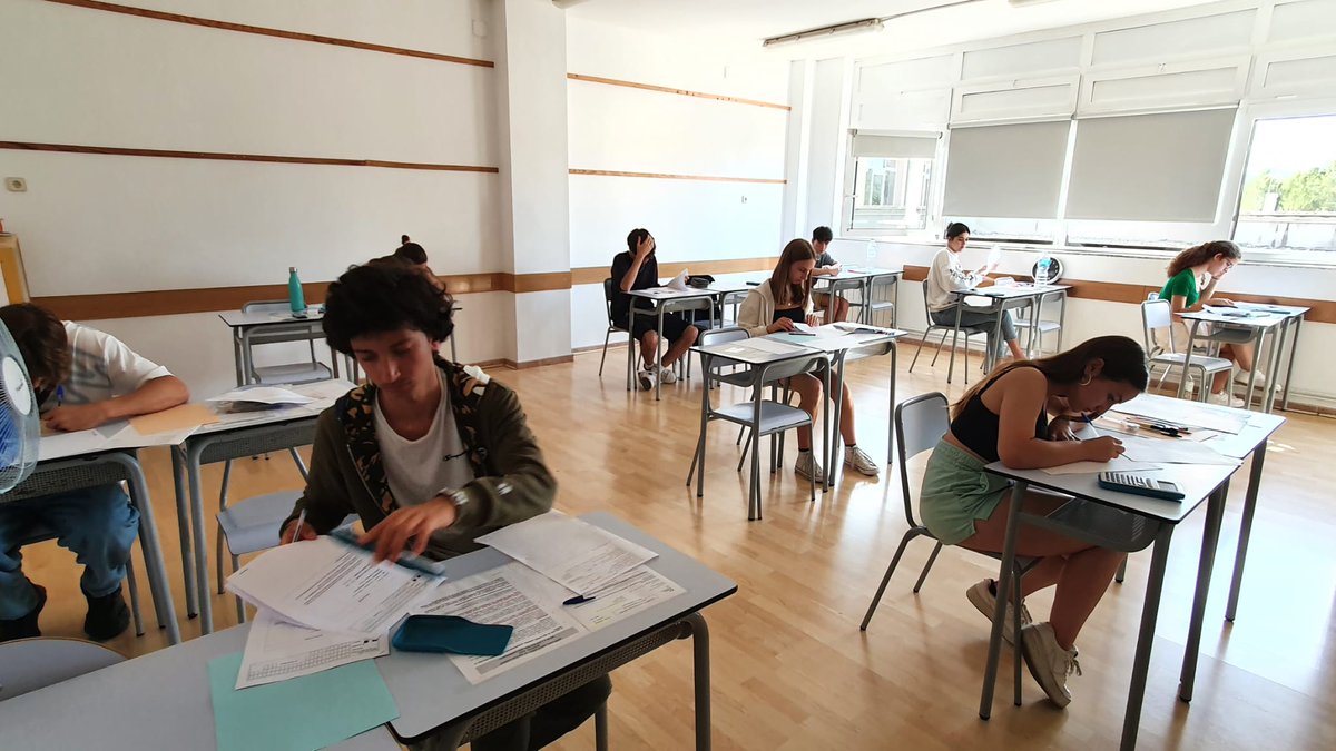 lfireus's tweet photo. 1ère session du #baccalauréat pour nos élèves de 1ère. 
>> Ce sont des pionniers! #Bac2022: Ces jours-ci les élèves de Première ont passé les épreuves du #BAC. https://t.co/SkoP7Zs1Kd