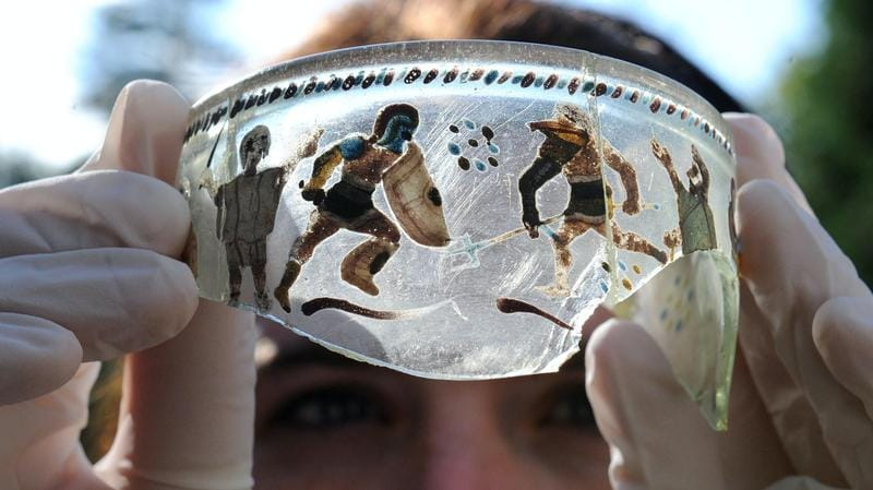 arts4lee's tweet photo. A Roman glass bowl, painted with gladiatorial scenes, dating back to the 3rd century (around 230-250 AD). Excavated at the Vindolanda Roman Fort in Northumberland, England. 😮
Buy Art https://t.co/SIQkcIFr2Q
.
.
.
#artgallery #fineart #art #buyart #sellart #artist #romantimes https://t.co/He8bvomasq