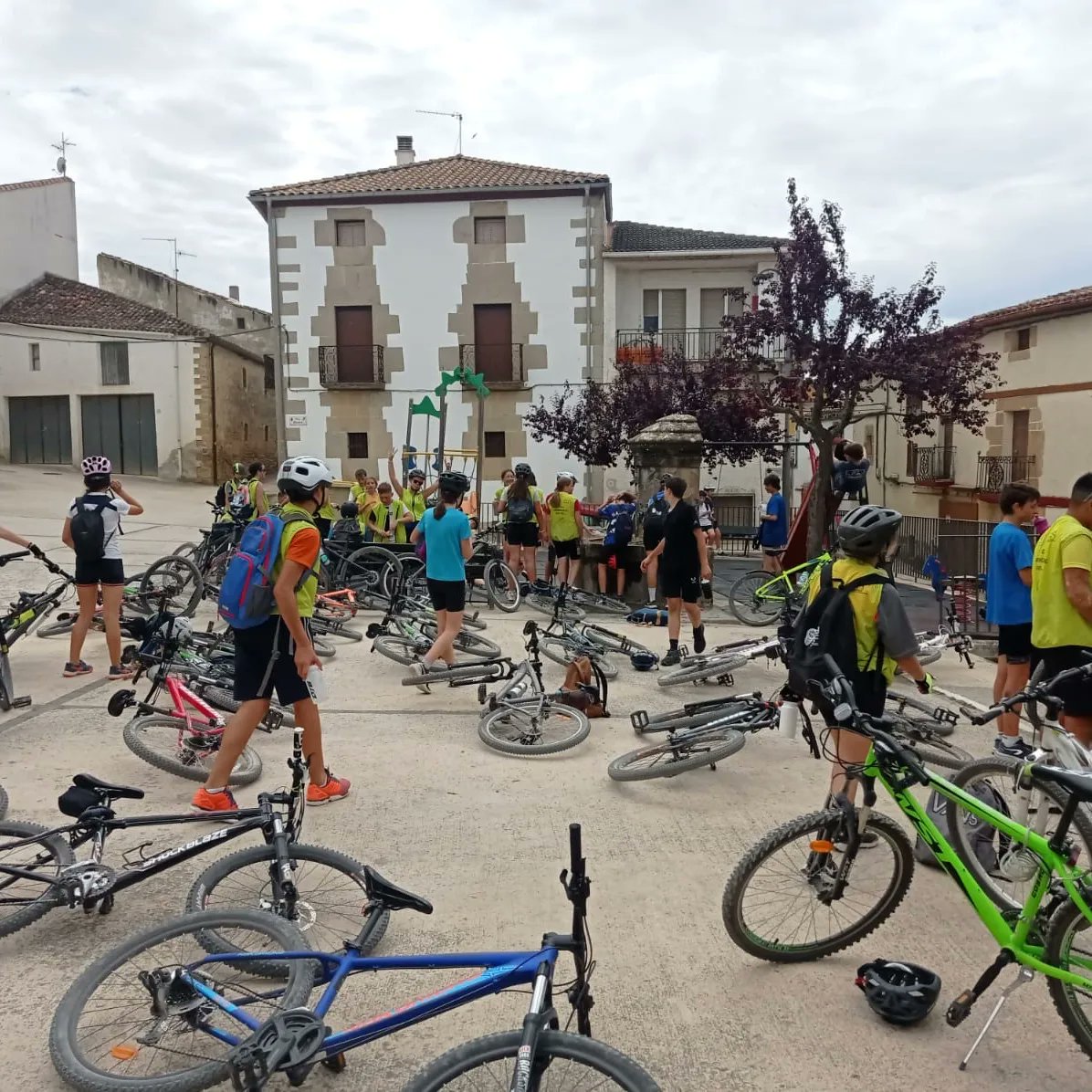 sancernin's tweet photo. Y tras una jornada intensa, fin de etapa en Estella y merecido descanso en la piscina.
#colegiosancernin #erasmusplus #eurovelo3 #proyectosinternacionales  #educaciónplurilingüe #français @bedelcollege #educaciónsecundaria https://t.co/Iycfa5Z3KW