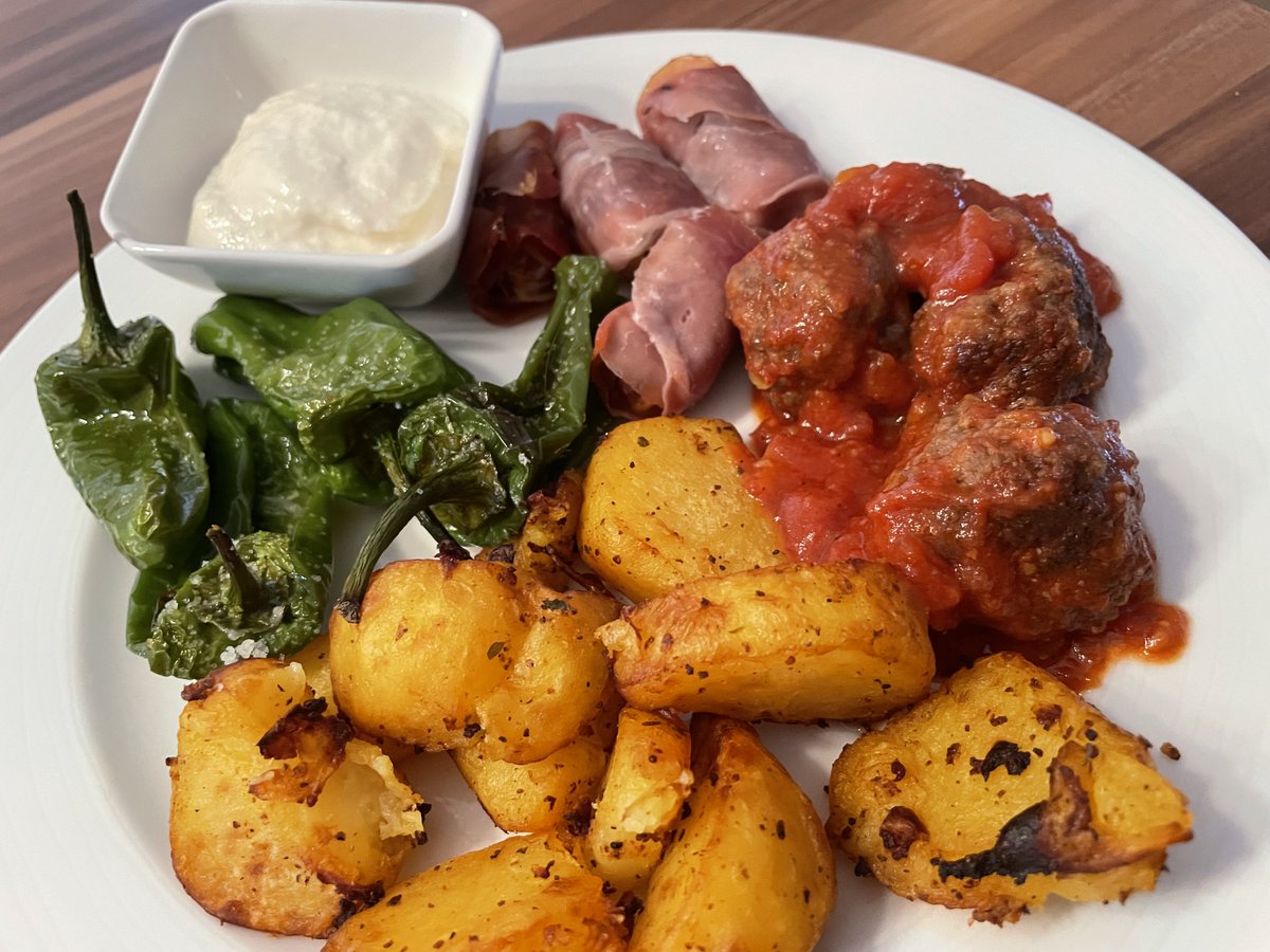 _sasu1985_'s tweet photo. Ich hatte heute Lust auf Tapas, deswegen gab es Albondigas, Piementos de Padron, Aioli, Datteln im Speckmantel  und Kartoffeln. https://t.co/xhOlgsohPb