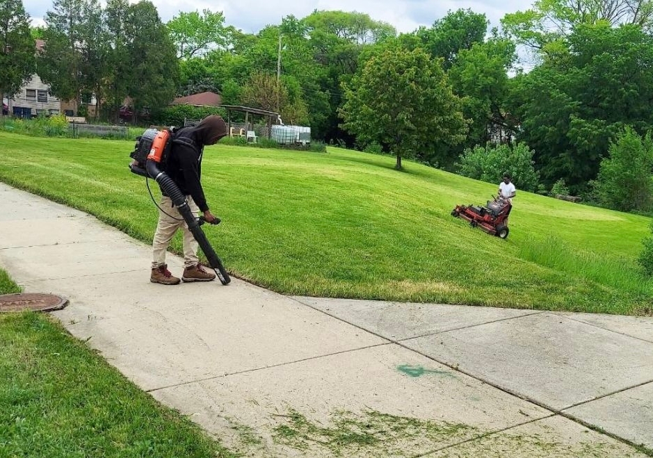 walnut_way's tweet photo. Our #BlueSkies mowing crew performed lawn maintenance at the Lincoln Creek MMSD site last week!
#blueskieslandscaping #lindsayheights #environmentalstewardship #walnutway https://t.co/6F66vANA8E