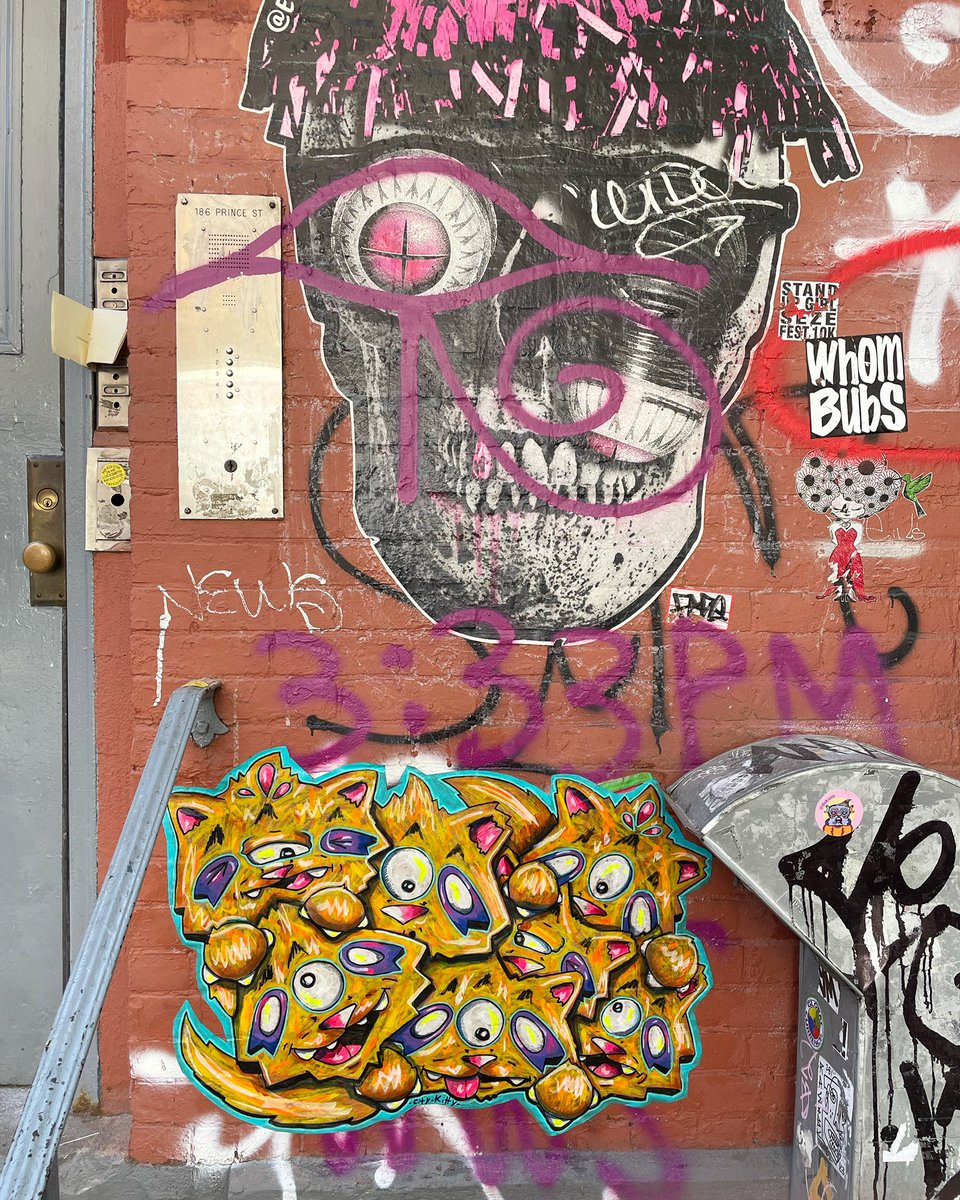 citykittystreet's tweet image. Cats on cats on cats! #wheatpaste #wheatpasteart #pasteup #pasteups #illustration #lowbrowart #handdrawn #handpainted #catsrule #nyc #manhattan #streetart #streetartnyc