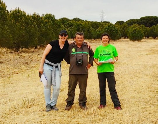 AngelaBlazquez2's tweet photo. Hoy hemos estado en la finca El Molinillo en Valladolid contando piñas para #gopinea . Un sitio muy especial con gente muy especial☺️ #piñonero @FCesefor @jcyl,  Teo Rivero y Lalo https://t.co/MsHQGtudBE