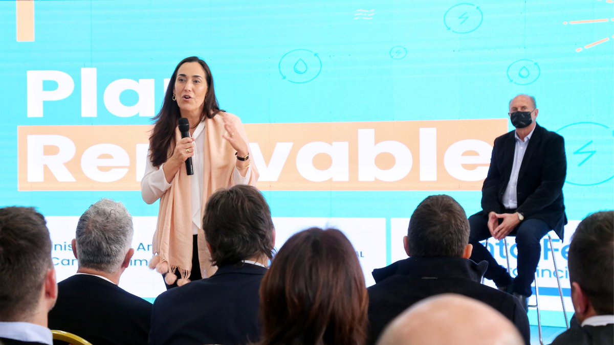 ErikaGonnet's tweet photo. Junto al gobernador @omarperotti llevamos adelante la presentación del #PlanRenovable, una línea de créditos del @GobSantaFe y @CFI_Argentina para la incorporación de #EnergíasRenovables. https://t.co/ZYmhAY6nz9