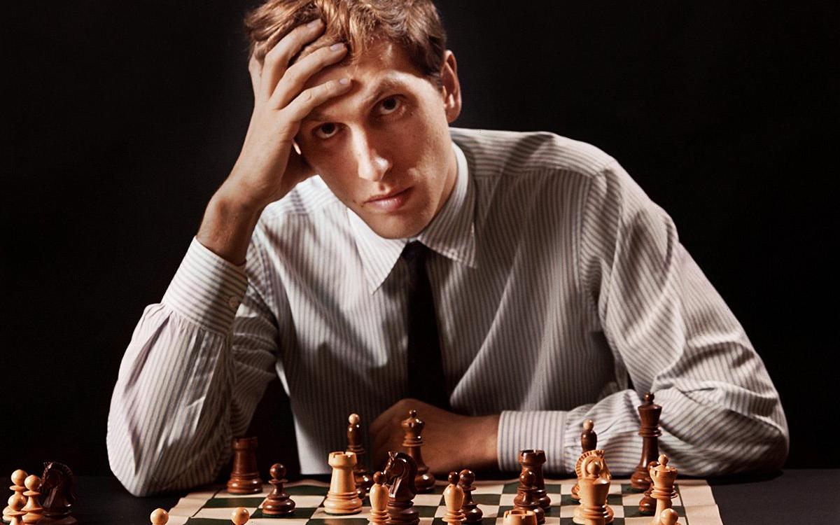 ✨♟️BOBBY FISCHER: LA AUDACIA SIN FRONTERAS♟️✨
La historia de Bobby Fischer, considerado por muchos el mejor jugador de ajedrez de todos los tiempos, tiene mucho más parecido con la de una estrella de rock que con el resto de los jugadores de ajedrez.
🧵✍️Abro hilo: