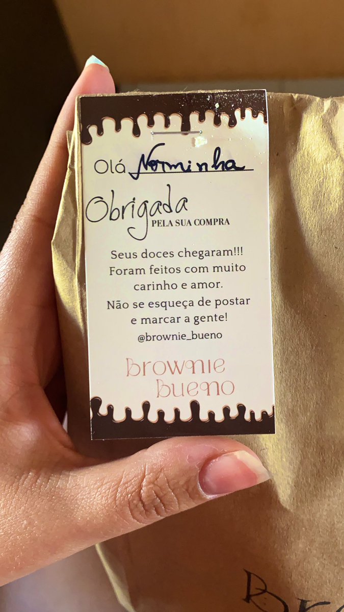 favlombardi's tweet photo. Eles até mandam presente, mas o bullying vem junto. 😂😂😂 Eu amo vocês! @malomaraiz https://t.co/RKj1zYJU2s