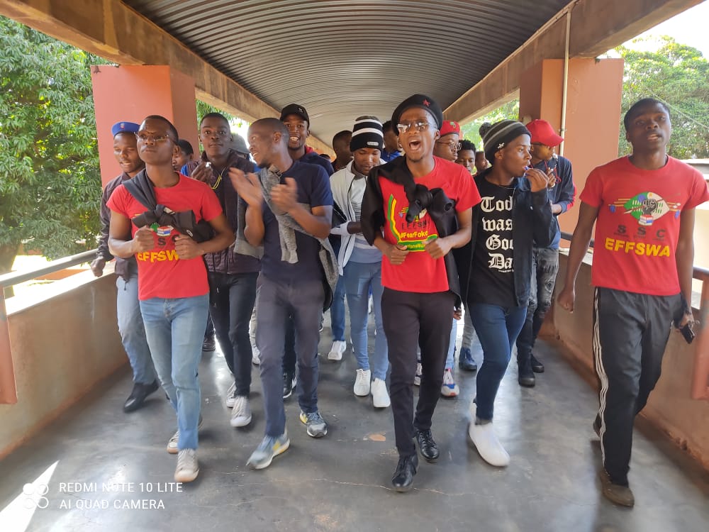 EffSwaSC's tweet photo. Visuals from UNESWA today:
the Opressed students had a joint meeting today to forge a way forward on the upcoming exams.The EFF SSC led by the capable president cde Brutos Dlamini is amongst those students.
#Asijiki
#SitofundzaNgenkhani https://t.co/flgIIwY5ah