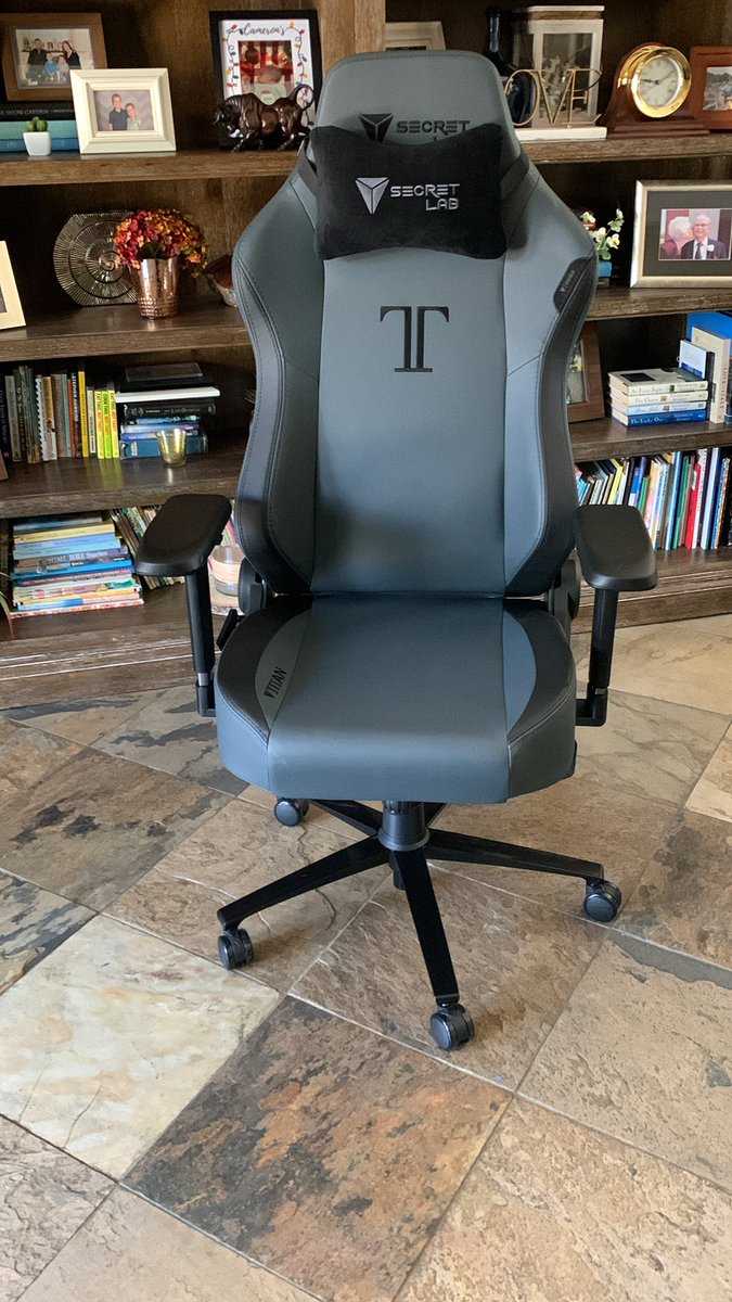 Migundi's tweet photo. Sweet chair! Thanks #Secretlabs https://t.co/VnplmuAjmf
