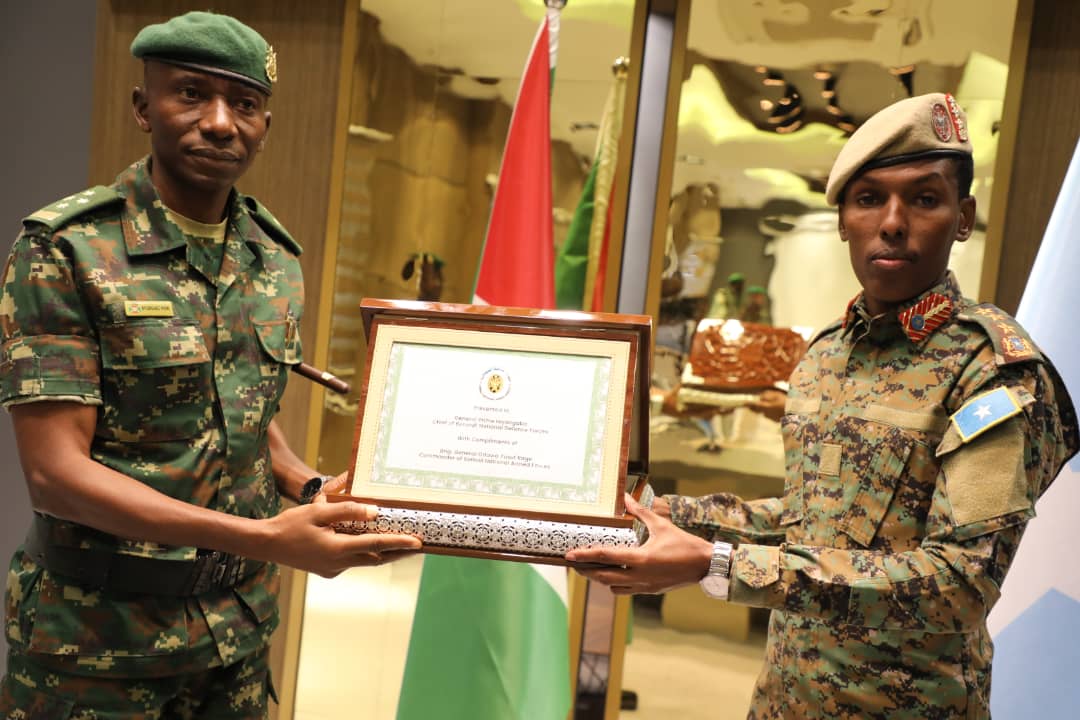fdnbbi's tweet photo. Le chef de la FDNB , le Général Prime Niyongabo a indiqué que le contingent bdais de l'ATMIS reste tjrs engagé et déterminé à aider le peuple somalien à recouvrer la paix et à cimenter les relations de longue date. https://t.co/8QPjjd42Cs
