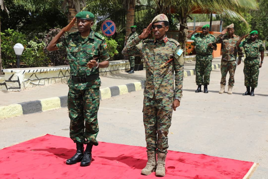 fdnbbi's tweet photo. Le Chef du #SNAF a indiqué que le peuple somalien est reconnaissant  de la contribution du contingent bdais. Il a précisé que les bâtiments comme #Gaashandiga qui abrite l'Etat major de la Somalie et d'autres villes stratégiques ont été libérées  par les militaires bdais en 2009. https://t.co/rLq9tX9gZI