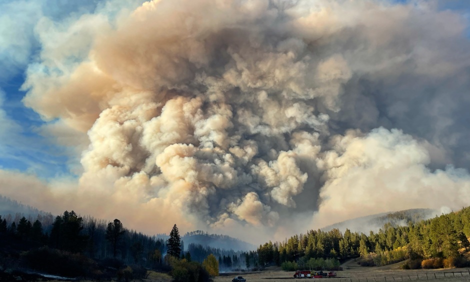 NIFC_Fire's tweet photo. Atmospheric stability is the tendency for upward/ downward motion of air. Indicators include: billowing cumulus clouds &amp; virga. Strong vertical motion is a concern for firefighters bc it can mean sudden, erratic, gusty winds w/ serious consequences on the fireline. 

#fireweather https://t.co/PjT4cwVgi7